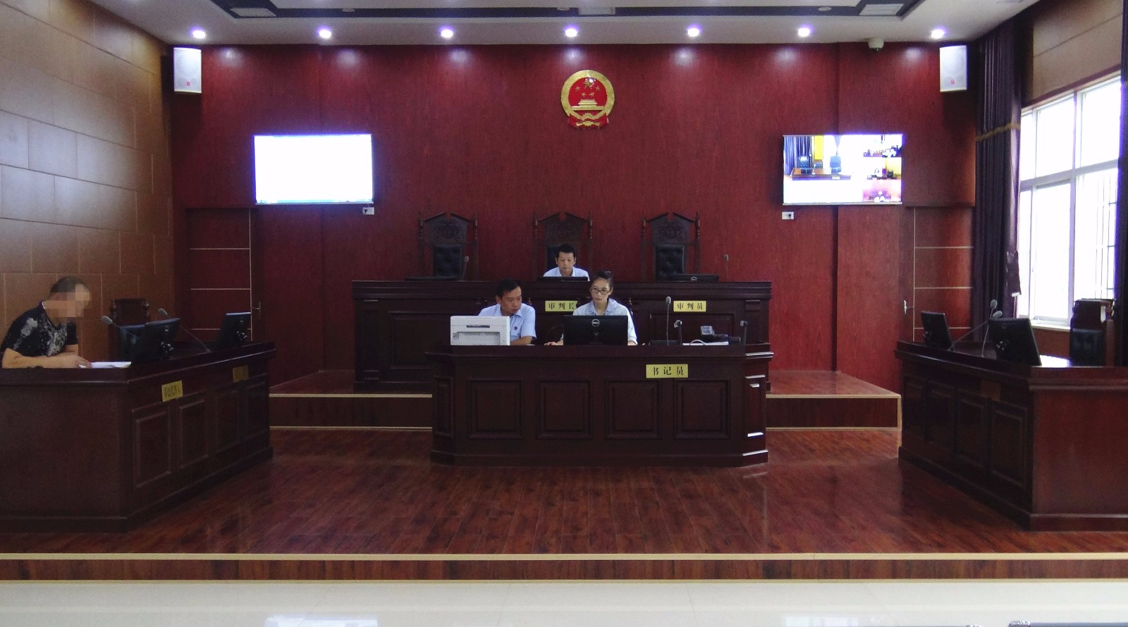 院长庭审.jpg