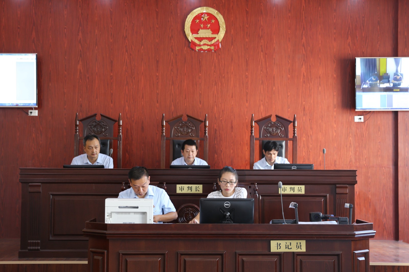 2院长开庭.jpg