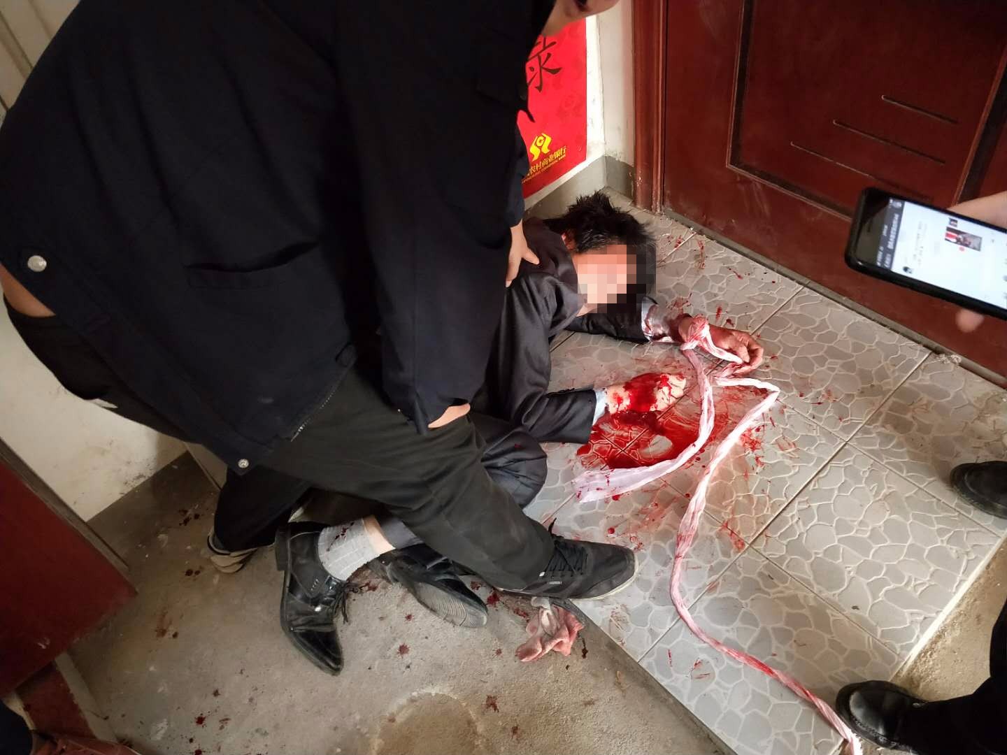 6公安干警将高某控制  照片由公安提供_副本.jpg