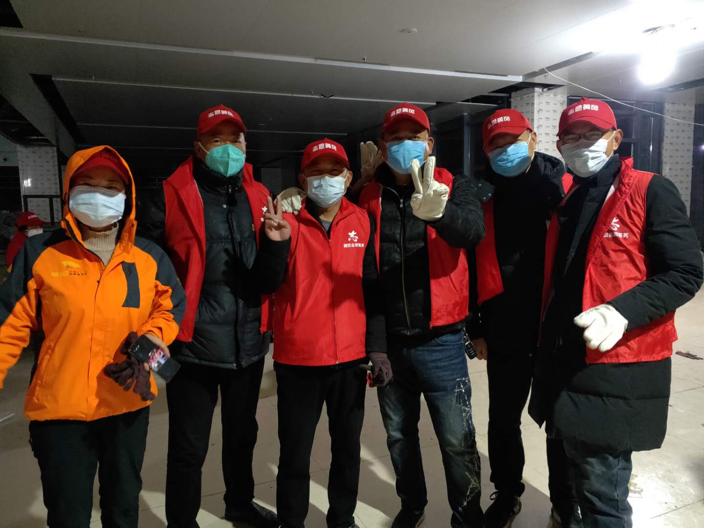 漆锋(左三)参与志愿活动.jpg 漆锋(左三)参与志愿活动.jpg